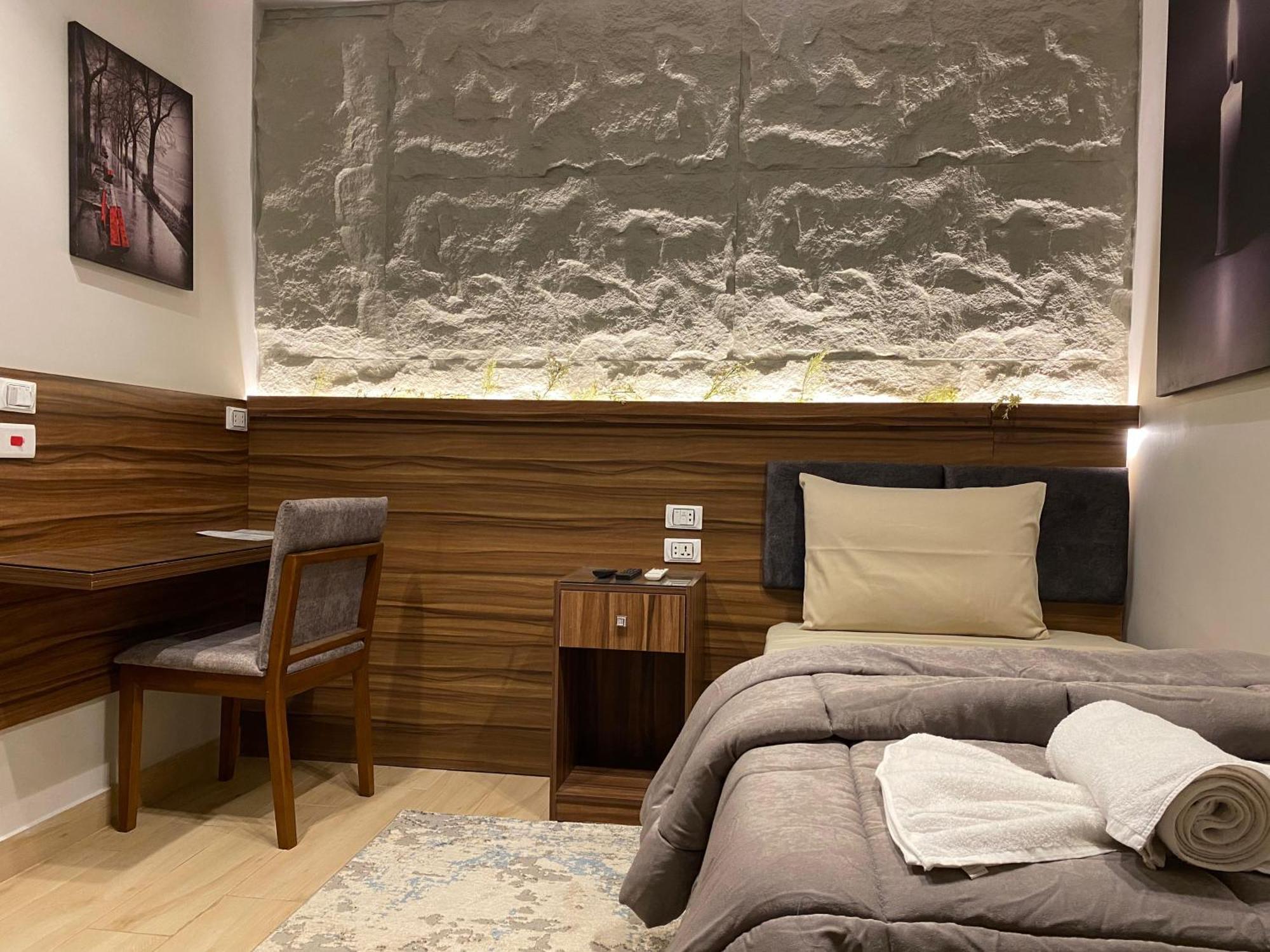 Holy Sheet Hotel *